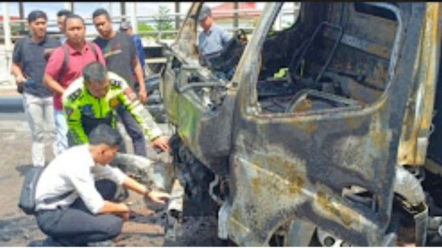 Mobil Angkut Diduga Minyak Mentah Terbakar di Jalan Lintas Timur Tulang Bawang Lampung