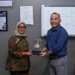 Foto: General Manager PHE OSES menyerahkan cenderamata kepada Bupati Lampung Timur, sebagai simbol apresiasi atas kolaborasi dan hubungan baik yang telah terjalin