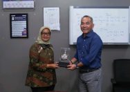 Foto: General Manager PHE OSES menyerahkan cenderamata kepada Bupati Lampung Timur, sebagai simbol apresiasi atas kolaborasi dan hubungan baik yang telah terjalin