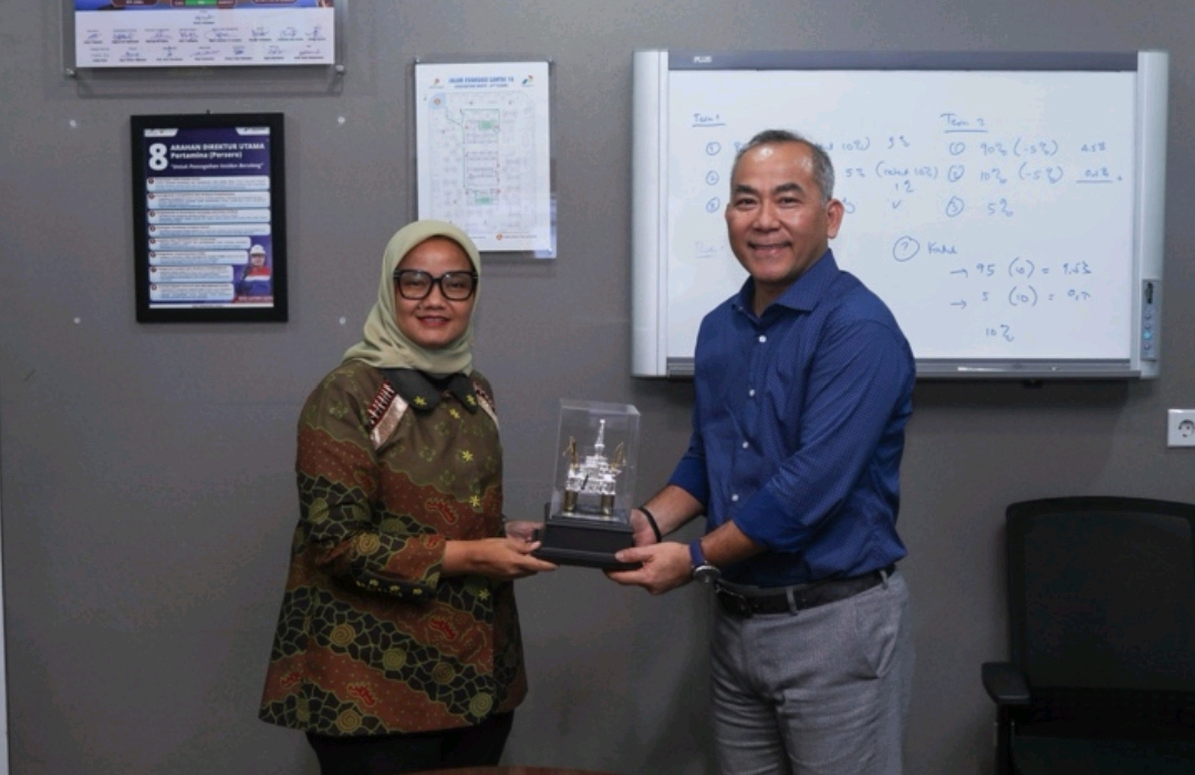 Foto: General Manager PHE OSES menyerahkan cenderamata kepada Bupati Lampung Timur, sebagai simbol apresiasi atas kolaborasi dan hubungan baik yang telah terjalin