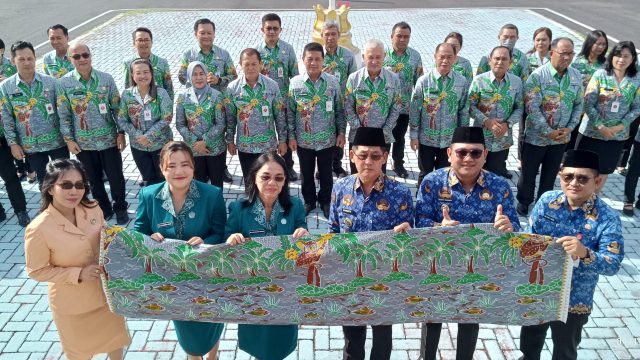 Ellen Honandar Sondakh Kenalkan Batik Harmoni Bitung Kepada Jajaran Pemkot Bitung 