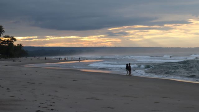 Pantai Mandiri Pesisir Barat, Menyaksikan Sunrise dan Sunset dalam Satu Lokasi
