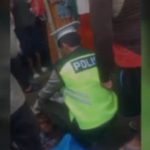 Petugas Kepolisian tengah melakukan evakuasi jenazah korban lakalantas (ist)