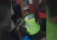 Petugas Kepolisian tengah melakukan evakuasi jenazah korban lakalantas (ist)