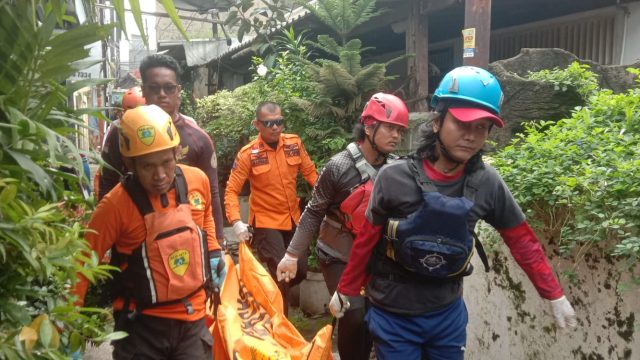Tim SAR Temukan Korban Tenggelam di Kali Ciliwung