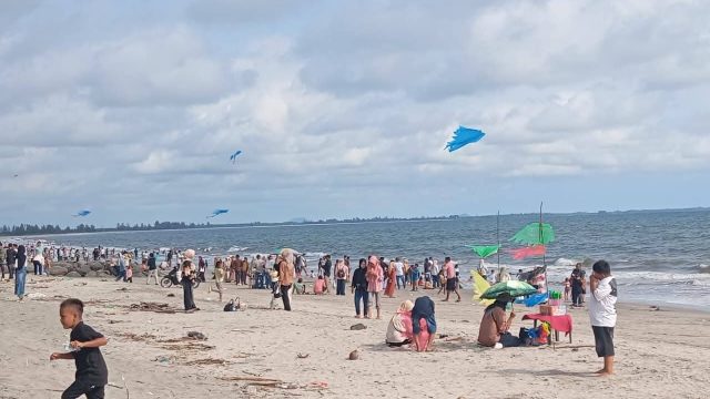 Ribuan Pengunjung Padati Destinasi Wisata Pantai di Pasaman Barat