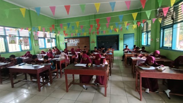 Murid SD Kecamatan Batanghari Fokus Kerjakan Asesmen Tengah Semester di Bulan Suci