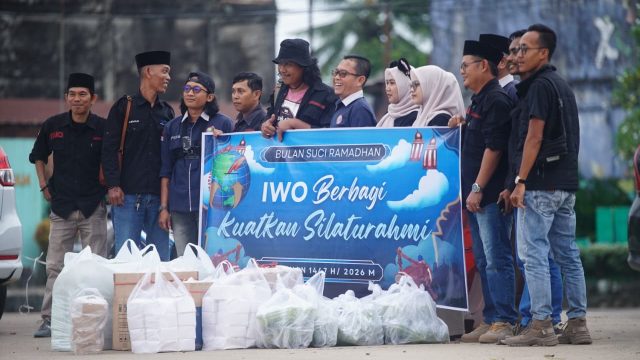 Momentum Ramadan, PD IWO Batang Hari Bagikan Takjil di Simpang BBC Muara Bulian