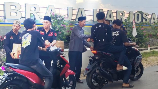 DPC GRIB Jaya Berikan Ratusan Takjil di Lampung Timur