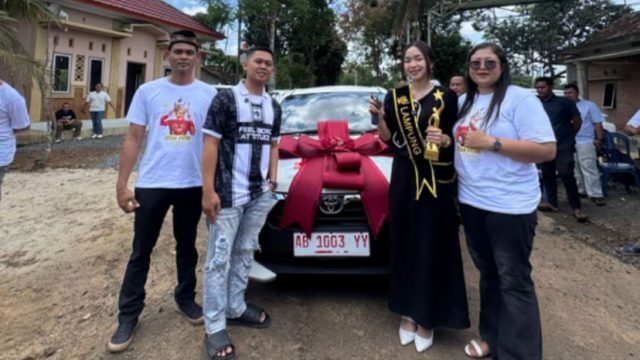 Bos HS Hadiahkan Mobil pada Intan Putri Lestari, Juara 1 KDI asal Lampung Timur