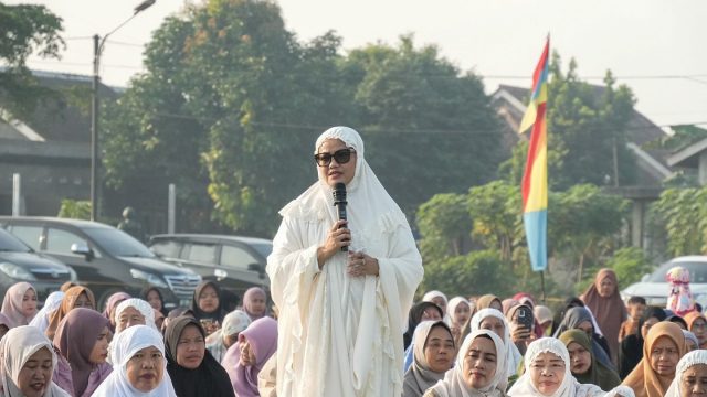 Idulfitri di Lampung Timur: Tanpa Kemewahan Halal Bihalal, Bupati Ella Pilih Berbagi di Jabung