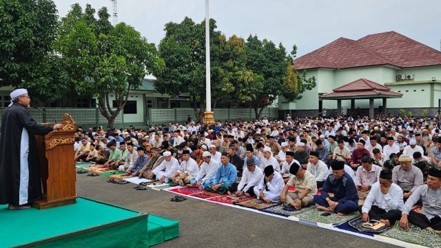 Ribuan Warga Padati Kodam Raden Inten, Pangdam Sambut Hangat Salat Id hingga Halal Bihalal