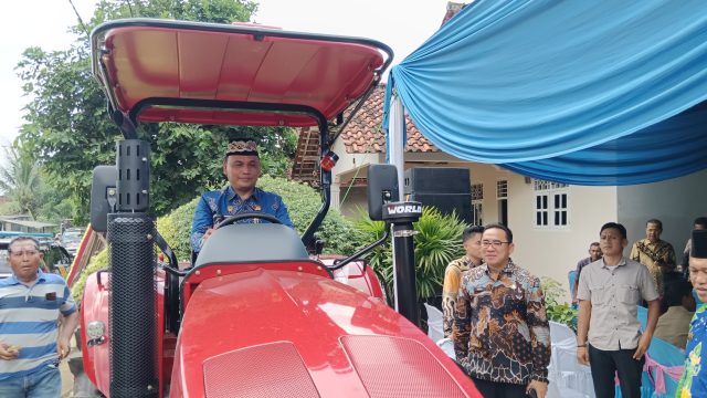 Perkuat Sektor Pertanian, Pemkot Metro Salurkan Bantuan 19 Traktor Roda Empat