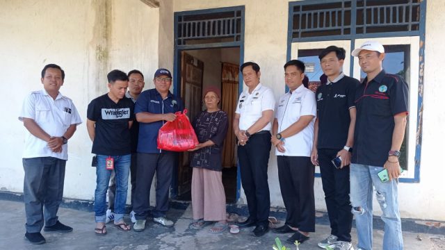 Peduli Sesama, IWO Lampung Timur Salurkan 30 Paket Sembako ke Dhuafa