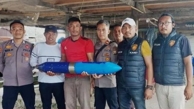 Warga Takalar Temukan Benda Mirip Rudal Terapung di Pantai