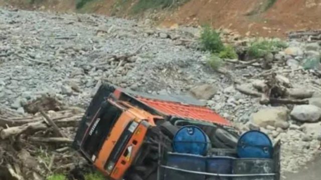Truk Terbalik di Jalur Rusak Takengon–Bireuen, Diduga Akibat Kondisi Jalan Parah