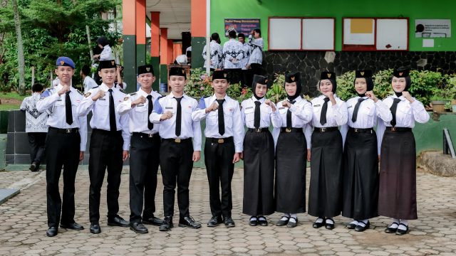 Berkibar Megah! Paskibra SMKN 8 Bandar Lampung Sukses Gelar Upacara Hardiknas