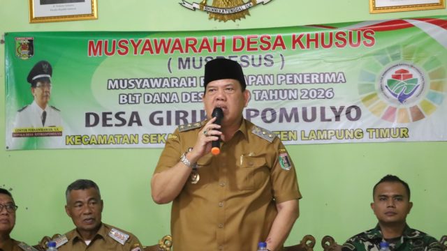 Di Desa Girikelopomulyo, 825 Warga Terima Beras dan Minyak Goreng, Wakil Bupati Lamtim: Pemerintah Hadir Bantu Rakyat