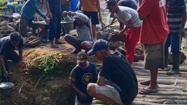 Tak Ingin Tunggu Janji, Warga di Lampung Timur ini Bangun Jembatan Secara Swadaya