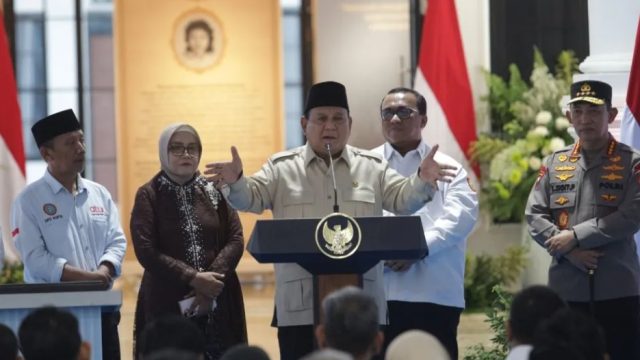 Rupiah Terus Merosot Tembus Rp17.600, Prabowo: Orang Desa Gak Pakai Dolar, Tenang Saja