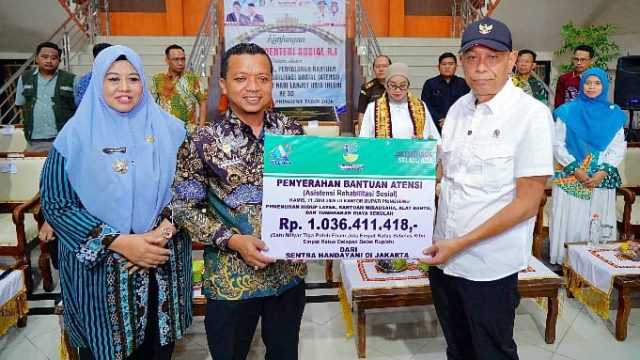 Wamen Sosial Kunjungi dan Serahkan Bantuan ATENSI di Lampung