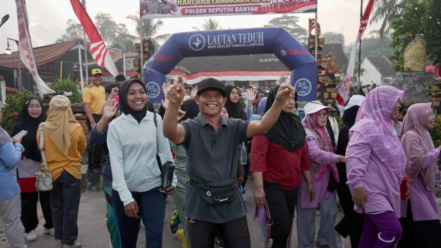 Tumpah Ruah! Ribuan Warga Padati Polsek Seputih Banyak di Jalan Sehat Hari Bhayangkara ke-80 