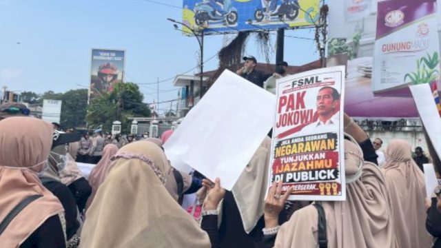 Ratusan Warga, Didominasi Ibu‑ibu, Demonstrasi Tolak Kunjungan Jokowi ke Bandar Lampung