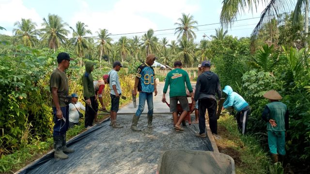 Ogah Bebani Negara dengan Program Carut-marut, Warga Lampung Timur Bangun Jalan Sendiri Lewat Swadaya 