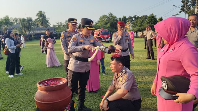 67 Personel Polres Lampung Timur Terima Kenaikan Pangkat
