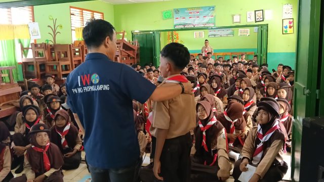 Siswa MI dan MTs Miftahul Huda Lampung Timur Terima Pembekalan dari Aparat dan Organisasi Wartawan