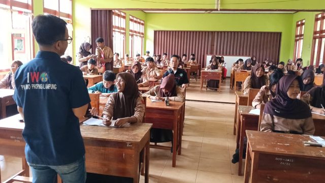 IWO Lampung Timur Gelar Sosialisasi Bijak Bermedia Sosial dan SEJIWO di SMP Negeri 1 Sribhawono