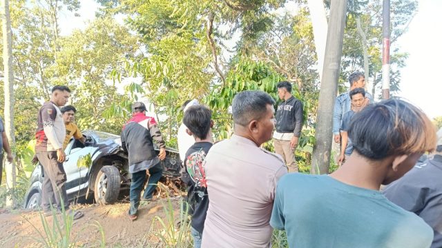 Hilang Kendali Sebuah Mobil Terguling di Tanjakan Leter S Talang Jawa Tanggamus