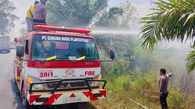Polsek Seputih Mataram Padamkan Kebakaran Lahan di Pinggir Jalan Lintas Pantai Timur