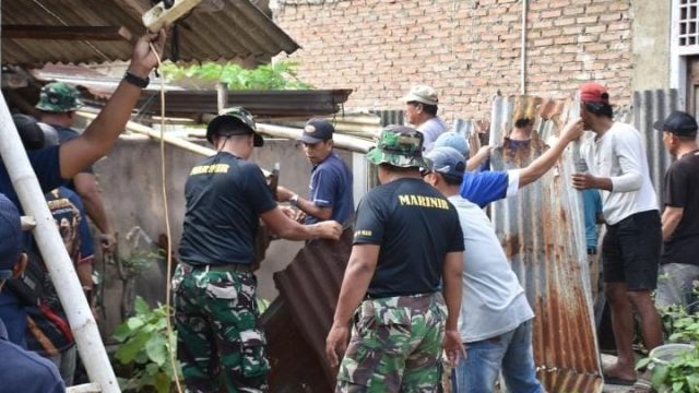 Yonif 9 Marinir Brigif 4 Mar/BS Gelar Bedah Rumah Ibu Suryati di Desa Paya, kecamatan Padang Cermin