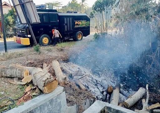 Mobil AWC Polres Lampung Tengah Bantu Padamkan Kebakaran Lahan di Samping Gedung DPRD