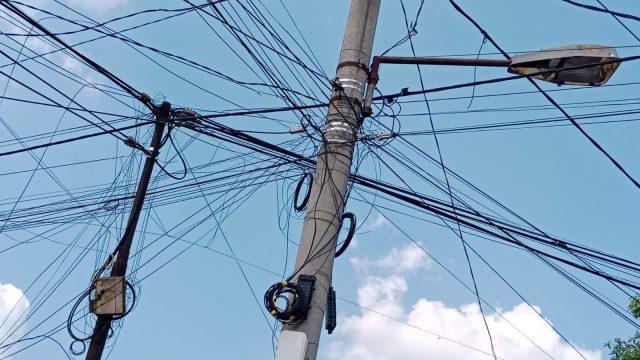 Kabel Optik Wifi Semrawut di Sukadana Lampung Timur, PLN Sebut Ilegal