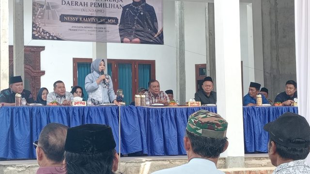 Nessy Calvia Bersama Mustafa Sapa Warga Lampung Tengah Dalam Rangka Kunjungan Daerah Pemilihan