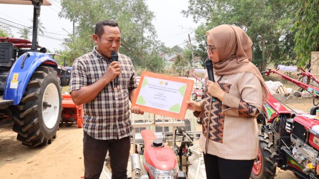 Dukung Kemajuan Sektor Pertanian, Pemkab Lampung Timur Serahkan Bantuan Alsintan ke Petani