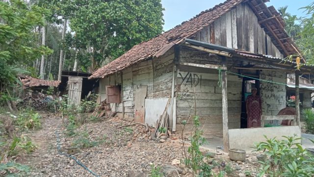 Puluhan Tahun Tinggal di Rumah Tak Layak Huni, 2 Lansia Ketuk Pintu Pemkab Pesawaran