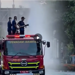 Penyemprotan Water Mist di Jalan Protokol Jakarta terdampak debu akibat sebaran abu vulkanik Gunung Anak Krakatau, Minggu (6/9/2026)