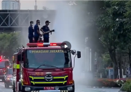 Penyemprotan Water Mist di Jalan Protokol Jakarta terdampak debu akibat sebaran abu vulkanik Gunung Anak Krakatau, Minggu (6/9/2026)