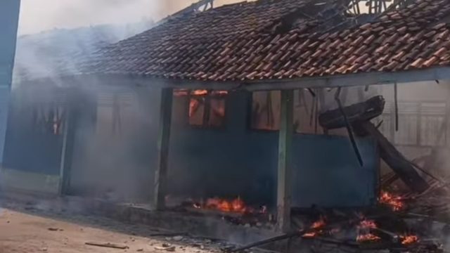 Sijago Merah Hanguskan Dua Ruang Gedung Sekolah di Way Jepara Lampung Timur