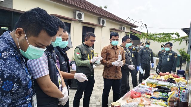 Karantina Lampung Musnahkan Produk Panganan Tanpa Izin dari Malaysia